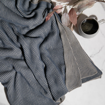 Ribbed organic cotton throw woven in blue and linen